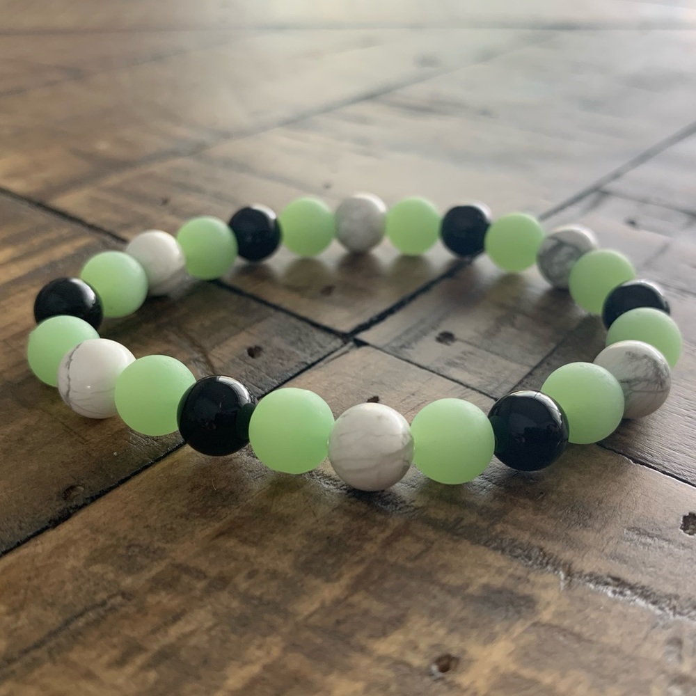 8mm Onyx - Howlite Chakra Gemstone Bracelet - Picture 5 of 9
